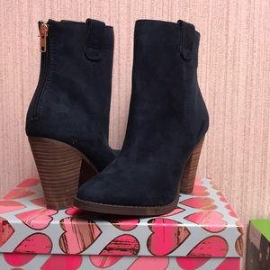 Suede navy blue heeled boots